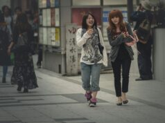 How to find out who your girlfriend is talking to How to find out who your girlfriend is talking to