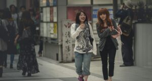 How to find out who your girlfriend is talking to How to find out who your girlfriend is talking to