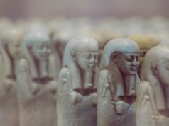 How to remove your contact lens How to remove your contact lens