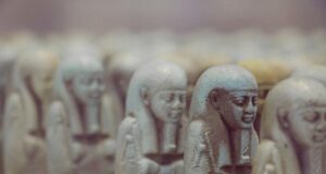 How to remove your contact lens How to remove your contact lens